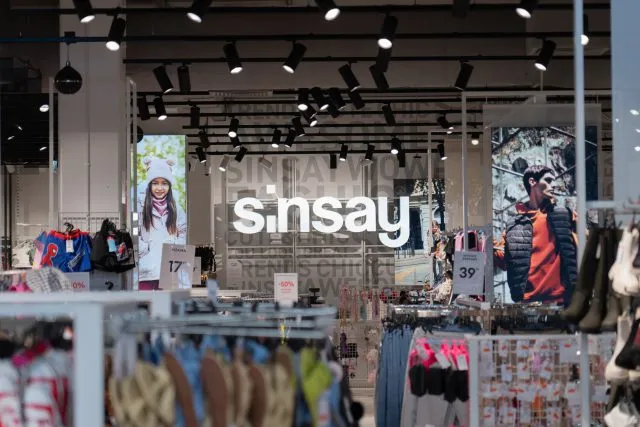 Modne ubrania w wyjątkowo atrakcyjnych cenach? Odwiedź najbliższy salon Sinsay w Twoim mieście!